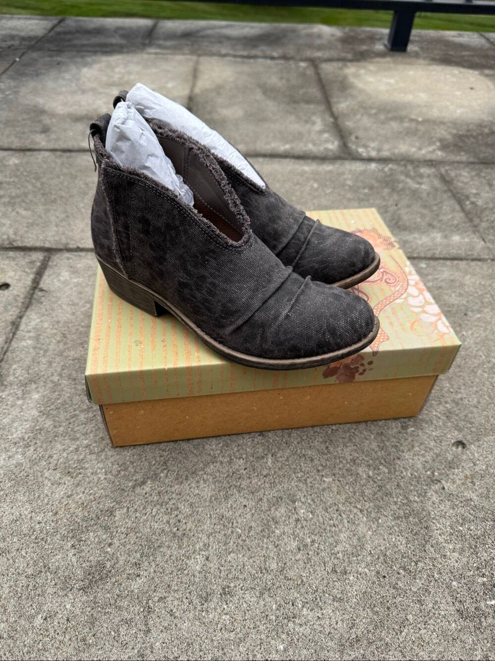 Very G Jamie Women’s Size 7 Charcoal Ankle Boots Booties NEW in Box